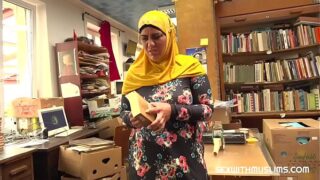 Boghandlerejer knepper en glad muslimsk milf