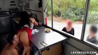 Latina taco-pige blev kneppet foran kunder – Lilly Hall