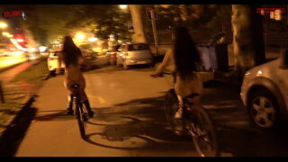 At cykle nøgen gennem byens gader – Dollscult
