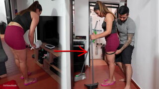 Stuepigen forventede ikke, at dette ville ske for hende på hendes første dag på arbejde.