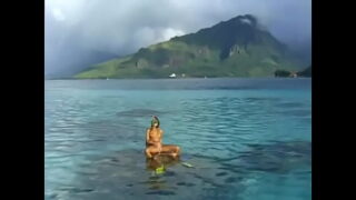 Katja har sex under vandet i de tropiske farvande nær Bora Bora