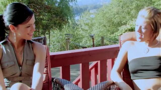 Lesbisk kærlighed mellem Brooke Adams og Alyssa Reece, to tøser elsker at nyde strap-ons