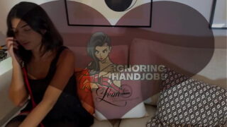 Hotteste brunette babe i en sort kjole giver en lille pik fyr et virkelig intensivt og varmt håndjob ved at drille og forføre ham
