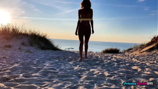 Stranddag med min liderlige stedsøster starter med, at hun sutter min pik i teltet, hvor jeg knepper hende hårdt i doggy style.