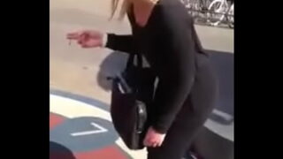 Dansende blond teenager