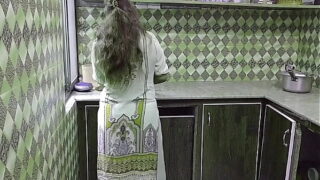 Indisk Desi Bhabhi Kneppet i Køkkenet Mens Hun Har Travlt i Køkkenet Hindi Lyd Xxxxx