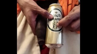 mulato præsenterer tanker, pik og dansetrin i maske og pyjamas dansktalende