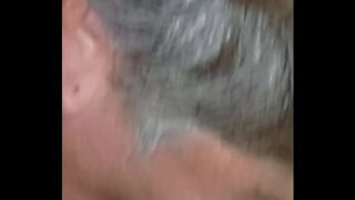 Min kærindes mor kommer så godt, når jeg putter min pik i hende, at hun tisser i hele sengen.