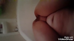 Amatør babe tisser på sig selv hos en vens hus