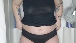 Brusebad strip tease og urinerer på mig selv