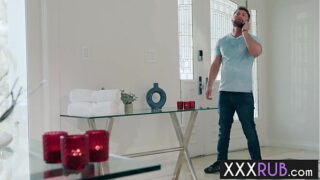 Massage og blowjob er den bedste terapi, og en stor røv MILF er den bedste massør