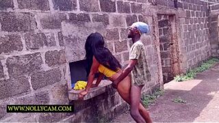 Afrikansk teenager pjækker fra skole og bliver kneppet