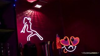 Gruppesex i stripklubben med de blonde og brunetter milfs begynder med DP