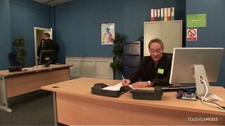 Den søde brunette elsker gruppesex, og denne gang er hun med tre fyre