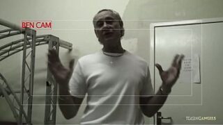 Når blondinen er færdig med at sutte på brunettens små bryster, knepper hun to liderlige fyre