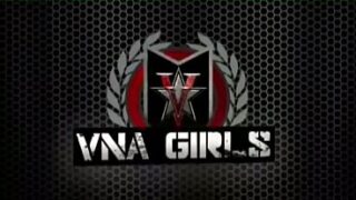 Fræk Vicky Vette Giver Et Varmt Håndjob Mens Hun Bærer Sexet Sort Lingeri!