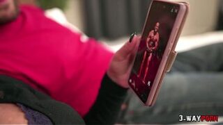 3-vejs porno – en sød teenager med små bryster bliver kneppet af 2 mænd i en trekant